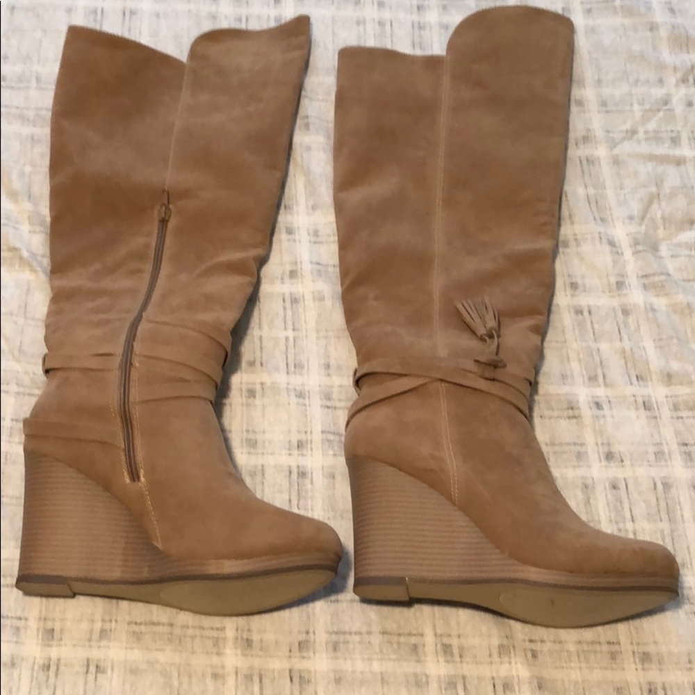 NIB Faux tan suede boots
